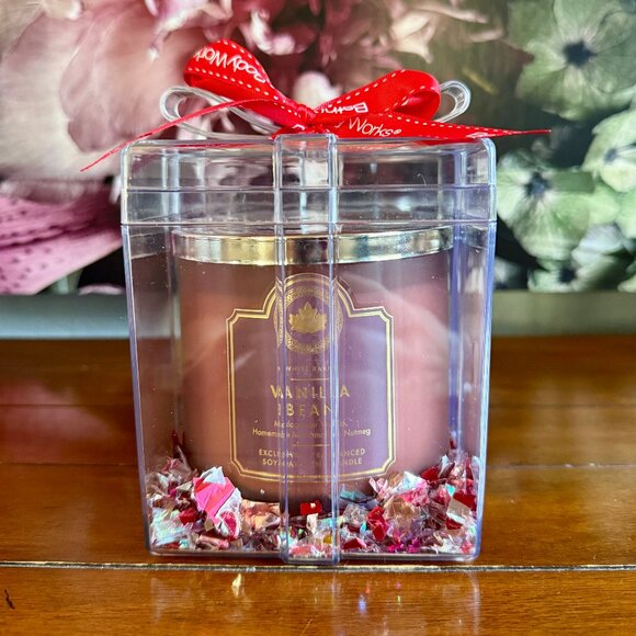 NEW 2-Pc VANILLA BEAN 3-Wick 14.5oz Candle Bath & Body Works in a present - Picture 1 of 4